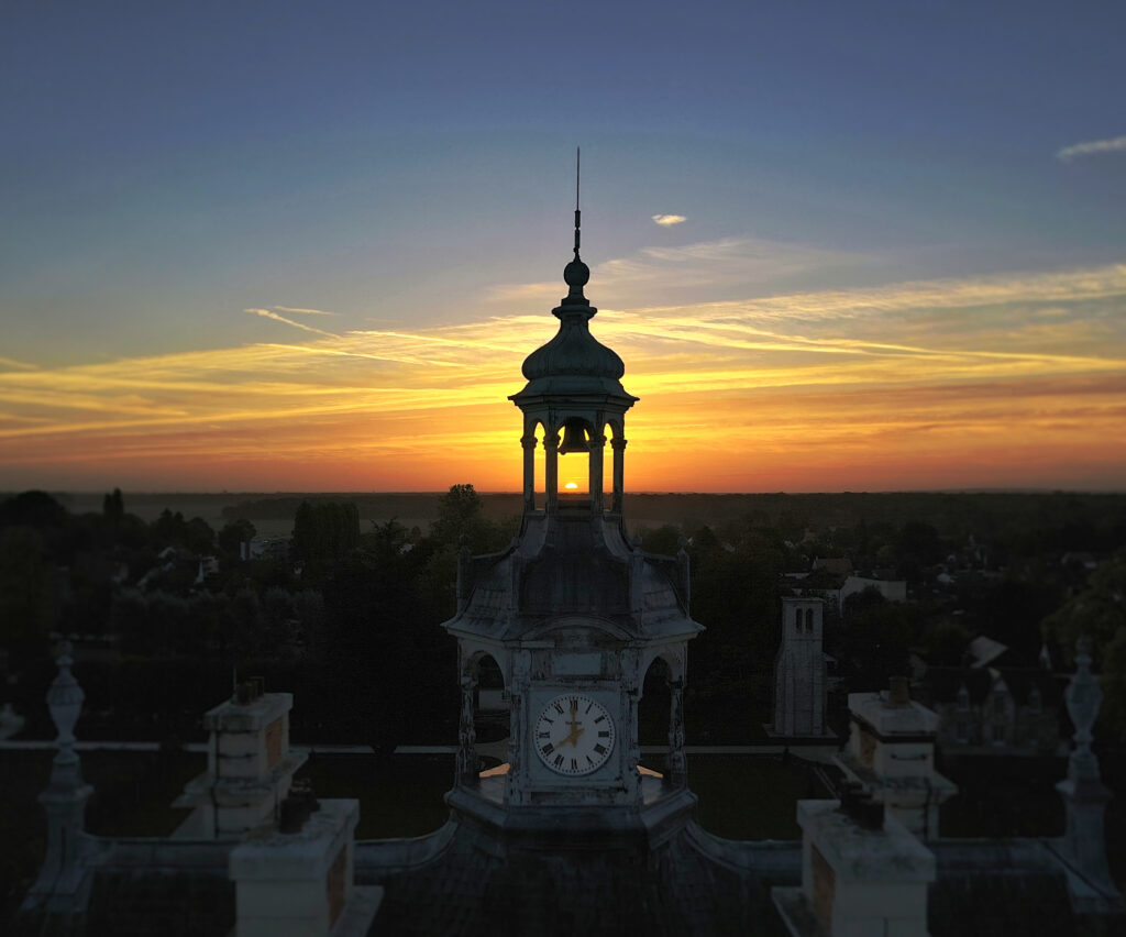 Aero-Perspective s'impose comme un partenaire incontournable pour les projets visuels aériens en Essonne et en Seine-et-Marne. Spécialisée dans la production de visites virtuelles immersives, l'entreprise utilise des drones pour capturer des images panoramiques époustouflantes, offrant aux clients une perspective aérienne unique de leurs projets. Grâce à cette approche novatrice, Aero-Perspective élargit les horizons de la visualisation de projets, que ce soit pour le secteur immobilier, le tourisme ou l'industrie.