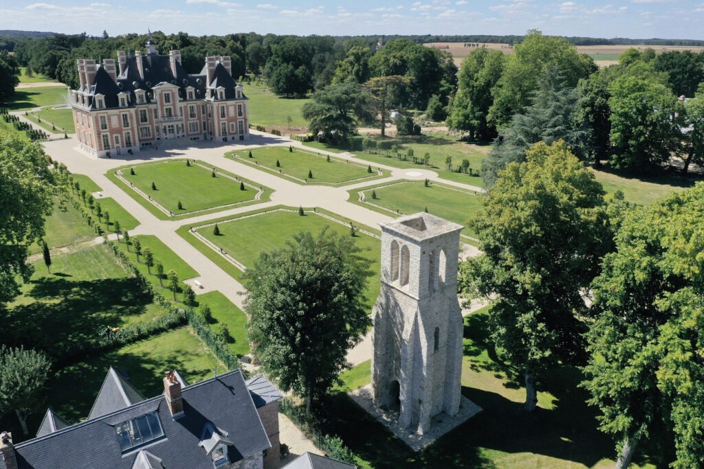 Implantée en Essonne (91) et en Seine-et-Marne (77), Aero-Perspective excelle dans la production de photo aérienne en drone artistique. Grâce à des télépilotes spécialisés, l'entreprise capture la beauté unique des paysages de ces deux régions, créant ainsi des images saisissantes qui transcendent la simple documentation pour devenir de véritables œuvres d'art. Que ce soit pour des événements culturels, des projets artistiques ou des initiatives communautaires, Aero-Perspective apporte une touche artistique distinctive à chaque projet, grâce à son expertise en image vidéaste télépilote.