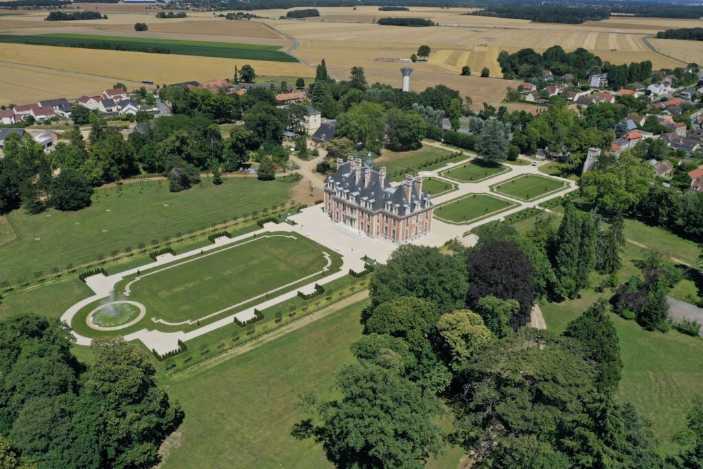 Aero-Perspective, une entreprise établie en Essonne et en Seine-et-Marne, se distingue par son utilisation experte de drones pour la production de visuels aériens époustouflants. Grâce à une flotte de drones équipés de technologies de pointe, l'entreprise capture des images haute résolution offrant des perspectives uniques et captivantes, répondant aux besoins diversifiés de sa clientèle.