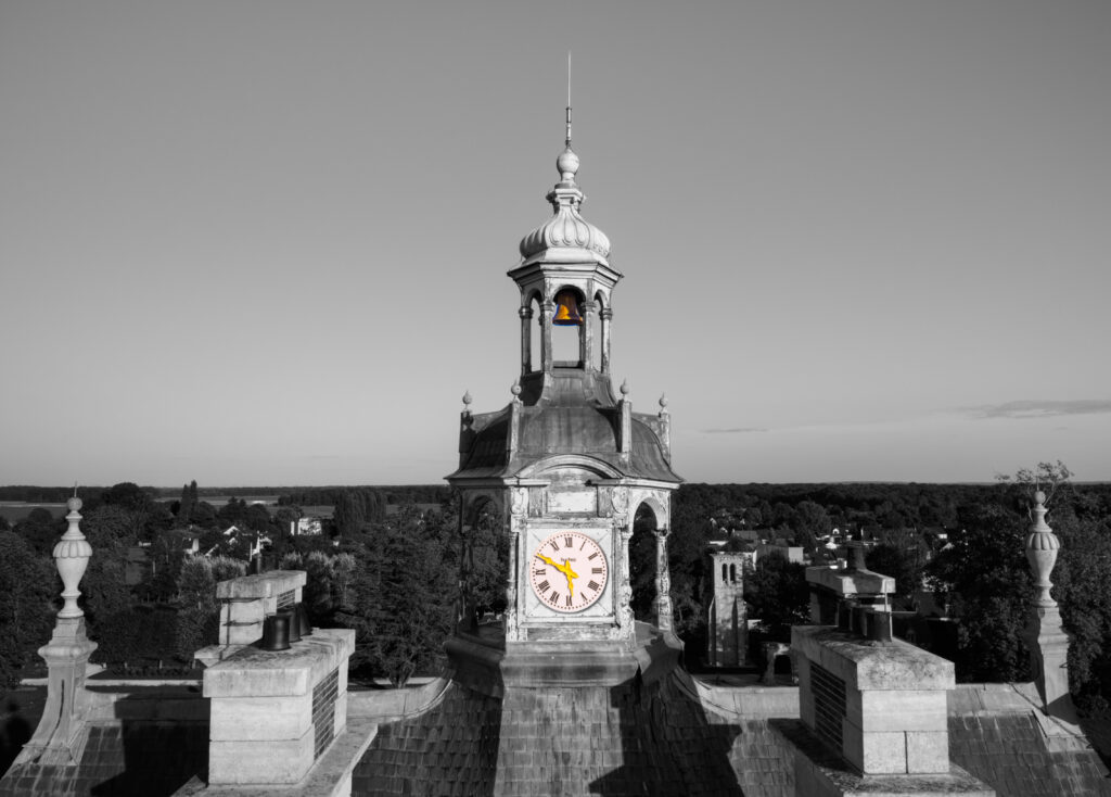 En associant créativité et technologie, Aero-Perspective se positionne comme le choix privilégié pour la production de photo aérienne en drone artistique et de photos de tourisme en Essonne (91) et en Seine-et-Marne (77). Les drones pilotés par des télépilotes expérimentés de l'entreprise sont utilisés de manière stratégique pour capturer des images qui reflètent la richesse culturelle, historique et naturelle de la région. Cette approche méticuleuse et artistique permet à Aero-Perspective de créer des visuels uniques qui dépassent les attentes des clients, qu'il s'agisse de projets artistiques, promotionnels ou touristiques, grâce à l'expertise d'Aero-Perspective en image vidéaste télépilote.