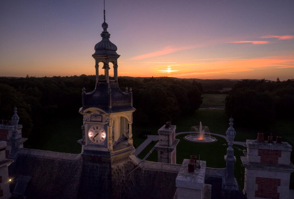 Spécialisée dans la création de photo aérienne en drone artistique, Aero-Perspective déploie ses drones avec habileté dans les départements de l'Essonne (91) et de la Seine-et-Marne (77). Les télépilotes experts de l'entreprise transforment les environnements naturels et urbains en œuvres visuelles remarquables, capturant la lumière, les formes et les textures de manière à susciter l'admiration. Cette approche artistique apporte une dimension esthétique unique aux projets de clients, allant au-delà de la simple imagerie aérienne conventionnelle, grâce à la maîtrise d'Aero-Perspective en image vidéaste télépilote.